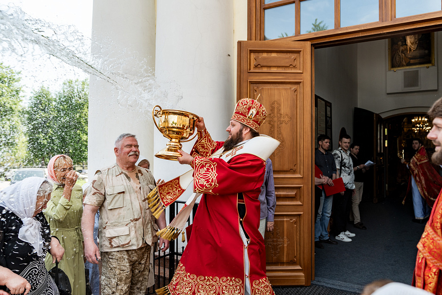 Божественная литургия в день отдания праздника Пасхи в Троицком кафедральном соборе Подольска